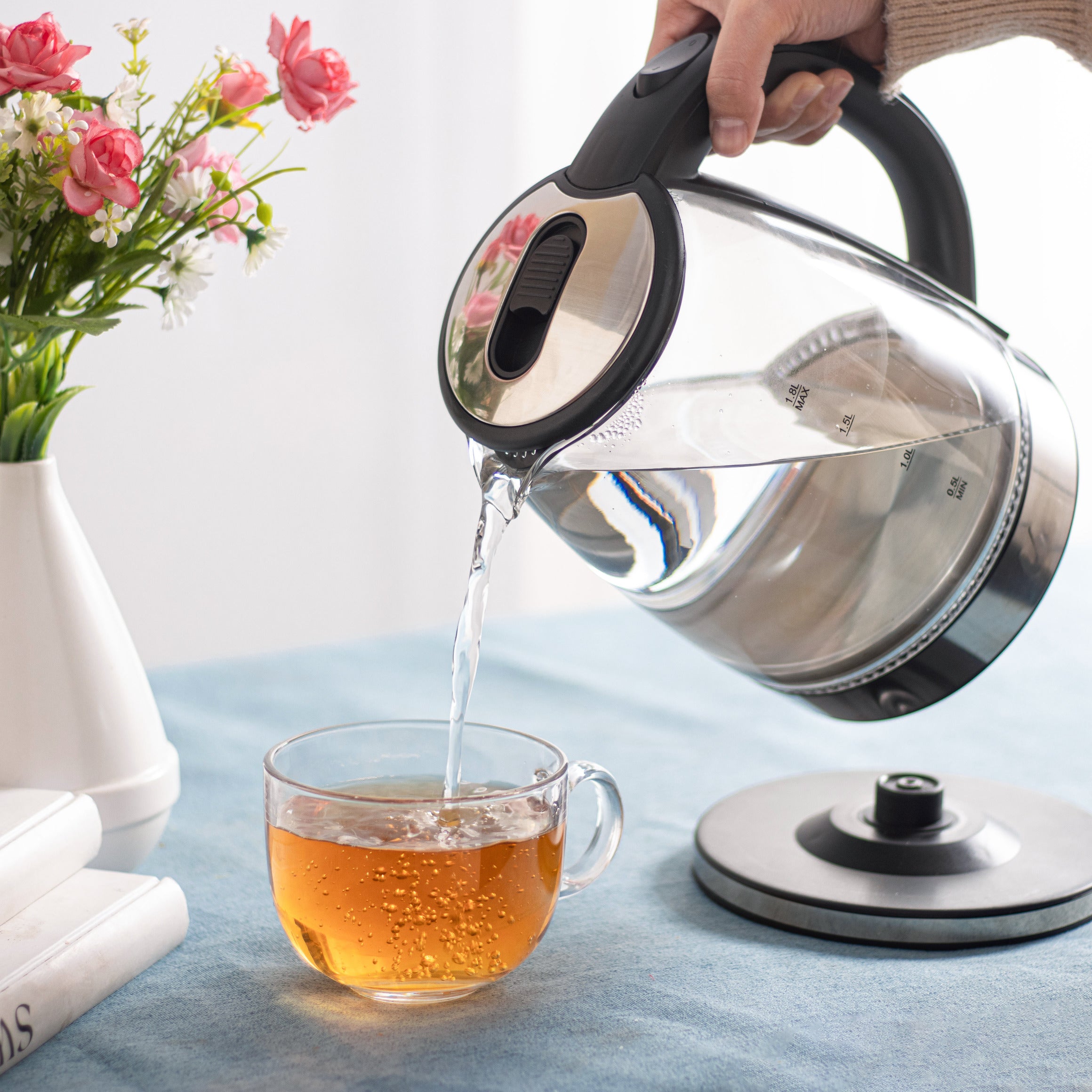 Pouring the perfect cup of tea using the Uberappliance Electric Tea Kettle